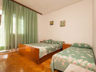 Apartmn 4+2 os., 1. patro, 2 lo?nice, obvac pokoj, terasa, 45 m2